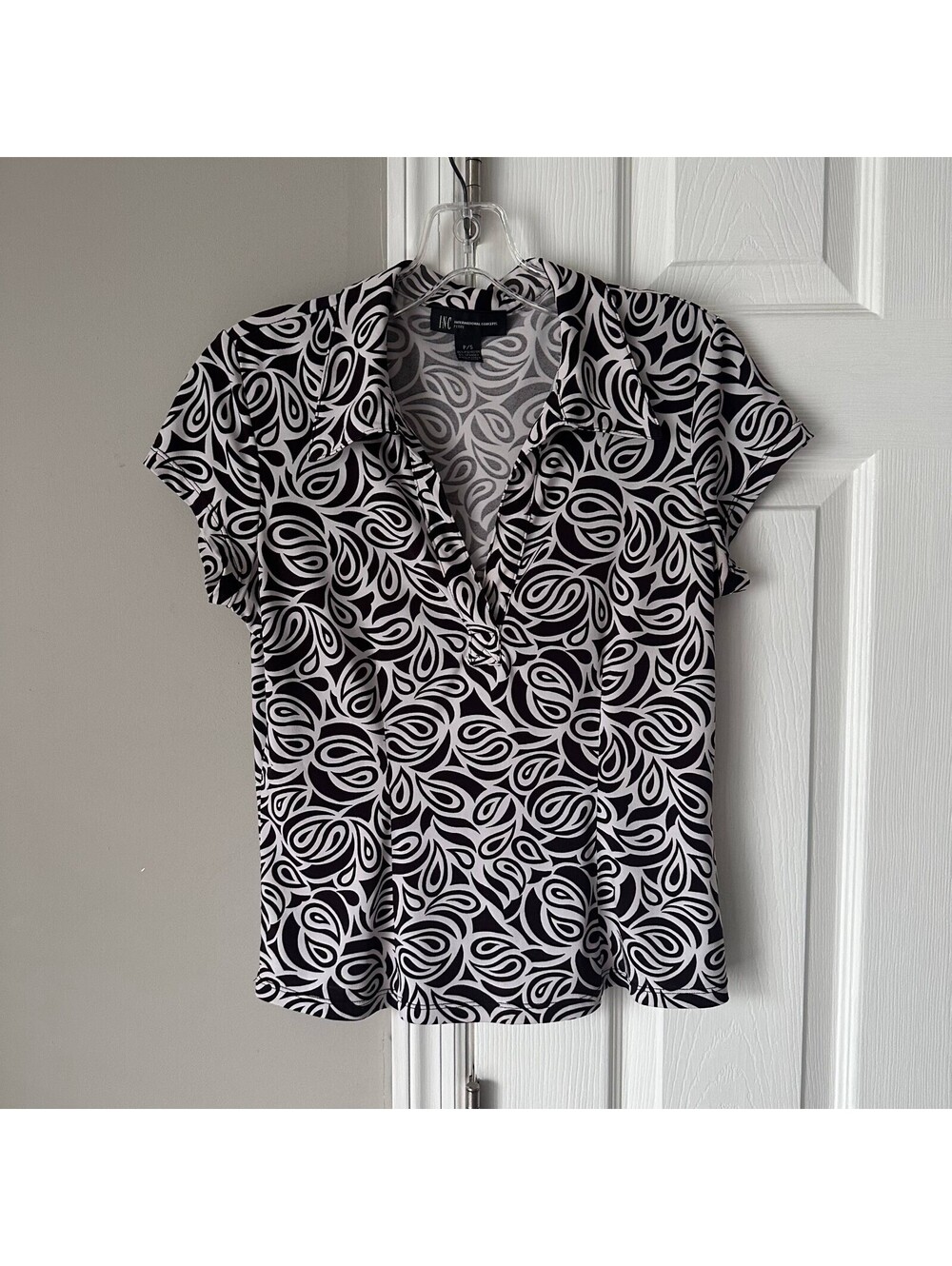 INC International Concepts Brown White Abstract Print Fitted V-neck Top Size PS